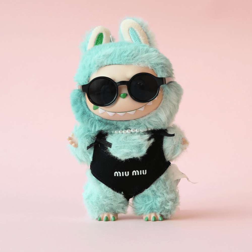 MIUMIU Coastal Chic Set – 3-Piece Swim Look with Swimsuit, Necklace & Shades