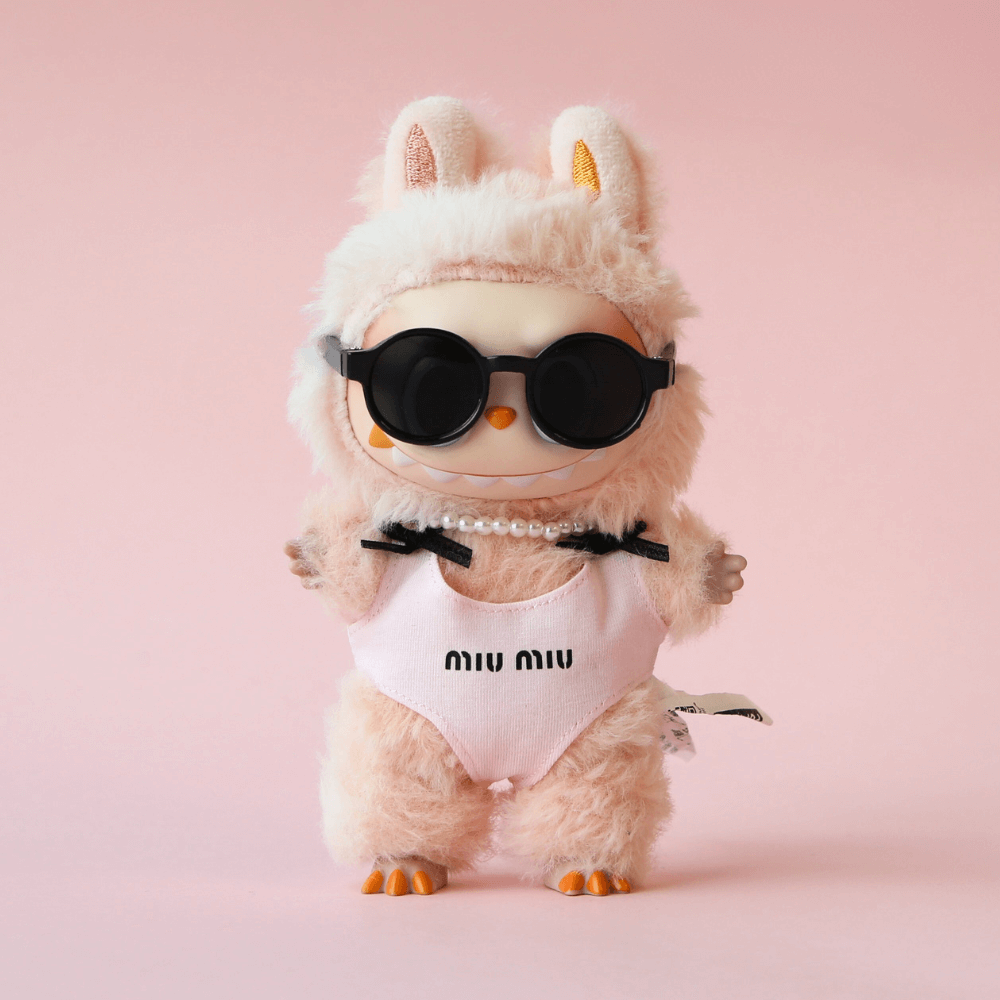 MIUMIU Coastal Chic Set – 3-Piece Swim Look with Swimsuit, Necklace & Shades